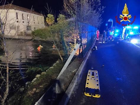 Pordenone, coppia in auto finisce nel lago: morto un。